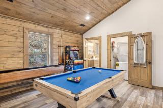 Embrace the Wild at the "Rustic Bear" Your Cozy Cabin Escape! - 7