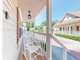 Little Bear Cottage is located only a half-mile away from downtown Gatlinburg! - 1