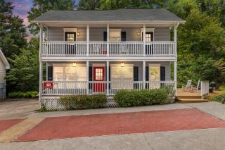 Downtown Dolly is a 2 bed 2bath creekside cottage only a half mile from downtown Gatlinburg - Gatlinburg - 0