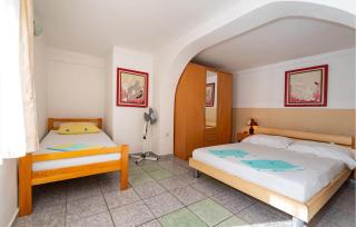 Lovely Apartment In Rovanjska - 5