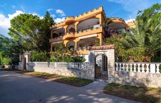 1 Bedroom Nice Apartment In Rovanjska - 8