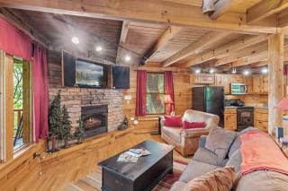 Waterfall Retreat 2 bed 2bath Cabin with Hot Tub Pool Table And The Sounds Of A Natural Waterfall - Sevierville - 6