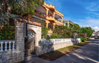 Beach Front Apartment In Rovanjska - 1