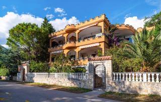 Stunning Apartment In Rovanjska - 9