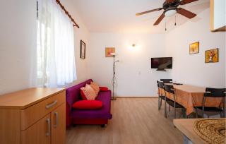 Stunning Apartment In Rovanjska - 8