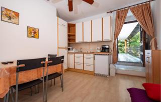 Stunning Apartment In Rovanjska - 7