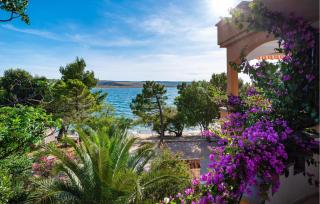 Stunning Apartment In Rovanjska - 4