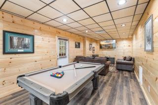 The Red Bird Cabin is a newly built 2 bed 2 bath cabin less than a mile from Pigeon Forge - Pigeon Forge - 0