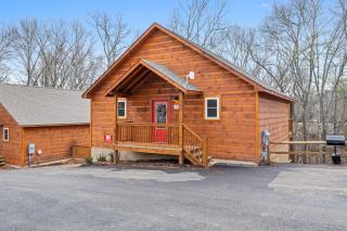 LOCATION 2 Bed 2 Bath Win A Bear cabin located less than a mile from the Pigeon Forge strip - 0