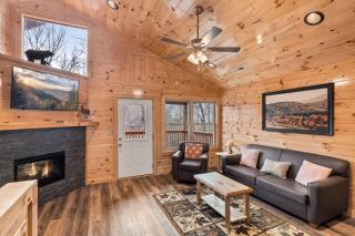 LOCATION 2 Bed 2 Bath Win A Bear cabin located less than a mile from the Pigeon Forge strip - 6