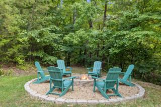 Pigeon Delight is a 2 Bedroom Cabin - 6 miles from Dollywood! Hot Tub, Fire Pit, Arcade, Pool Table! - Pigeon Forge - 7