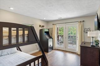 Pigeon Delight is a 2 Bedroom Cabin - 6 miles from Dollywood! Hot Tub, Fire Pit, Arcade, Pool Table! - Pigeon Forge - 6