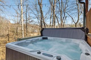 Creekside Cottage is peaceful welcoming dog friendly cabin with amazing views of the valley - 7