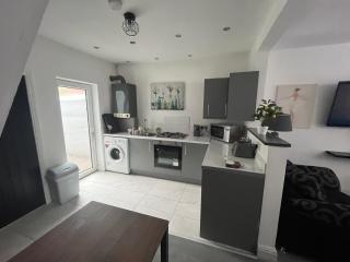 Stefanos 3 bedroom house sleeps 10 - Liverpool - 3