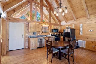 Moonlight Obsession a Dog Friendly 2 BD 2 Bath Log Cabin located 5 miles from downtown Gatlinburg - Gatlinburg - 2