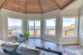 Whale Watching From This Studio In Depoe Bay -Spouting Horn One - 7