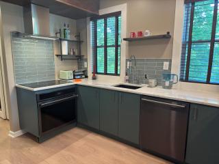 NEW! Urban Oasis, Chic 3-BR 2-BA Corner Unit, Steps Away from NYC! - Jersey City - 4