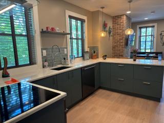 NEW! Urban Oasis, Chic 3-BR 2-BA Corner Unit, Steps Away from NYC! - Jersey City - 3