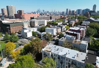 NEW! Urban Oasis, Chic 3-BR 2-BA Corner Unit, Steps Away from NYC! - Jersey City - 8