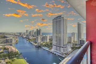Modern Resort Apartment with Balcony Pool Gym - Hallandale Beach - 3