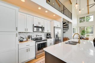 Views and Hot Tub Pineberry Modern Luxury Home - Pine - 5