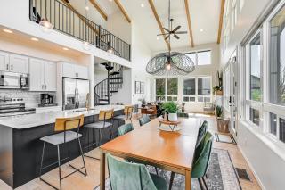 Views and Hot Tub Pineberry Modern Luxury Home - Pine - 1