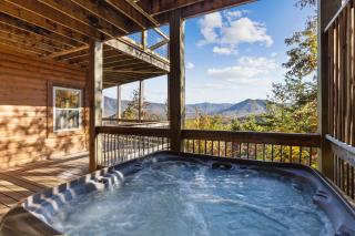 GSMNP entrance only 4 miles away Stunning panoramic views Dog-Friendly Seasonal Pool Access - Sevierville - 9