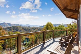GSMNP entrance only 4 miles away Stunning panoramic views Dog-Friendly Seasonal Pool Access - Sevierville - 1