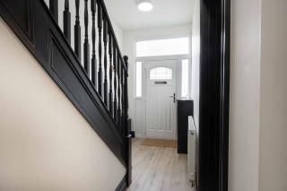 The Black House - Spacious 5 Bed - Sleeps 11 - 2