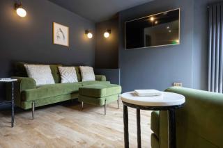 The Black House - Air Host & Stay - 5 Bedrooms - Liverpool - 0