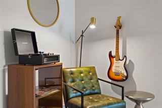 Groovy SoCo Stay, Walk to Shops, Eats & Bars - 5