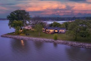 The Riverside Oasis waterfront with hot tub - North East - 0