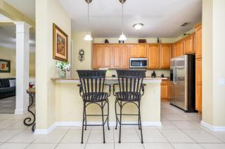 Premium Lake View Condo, Vista Cay - 1005 - 1