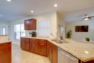 Spacious Largo Retreat Private Pool and Yard! - 3