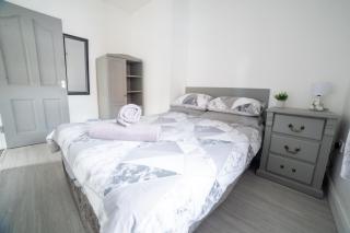 Cheerful 3-Bedroom home with free street Parking - Belfast - 7