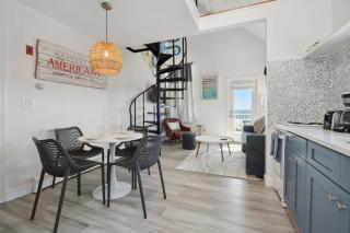 Ocean Views Newly Renovated Private Balcony - 1