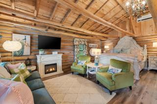 King-Delicately decorated-Log cabin charm-Front porch living-The Pampered Peacock - 9