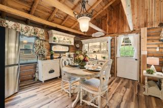 King-Delicately decorated-Log cabin charm-Front porch living-The Pampered Peacock - 3