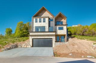 Luxe Retreat with Theater Room Walk to Bear Lake! - 9