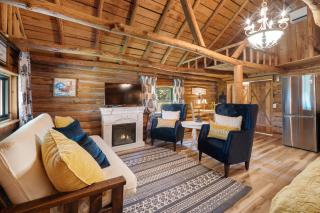 Log cabin-Kitchen-Front porch-Queen-The Velvet Rooster - 6