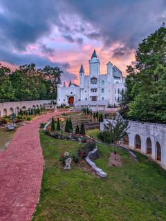 Uhuburg Castle - Helen - 0