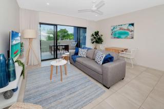 Coastal 2-Bed with Parking & Pool by the Ocean - Cairns - 0