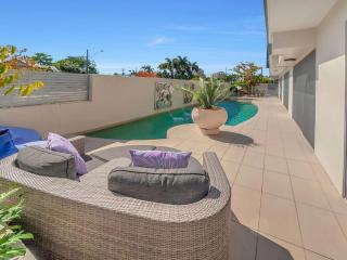 Coastal 2-Bed with Parking & Pool by the Ocean - Cairns - 5