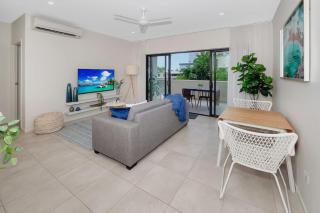 Coastal 2-Bed with Parking & Pool by the Ocean - Cairns - 3