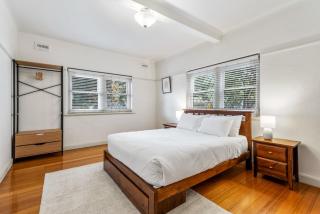 Charming 2-Bed Apartment with Fireplace & Parking OLD - Melbourne - 9