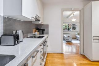 Charming 2-Bed Apartment with Fireplace & Parking OLD - Melbourne - 8