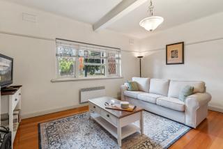 Charming 2-Bed Apartment with Fireplace & Parking OLD - Melbourne - 3