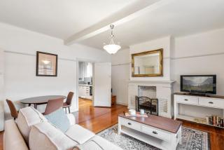 Charming 2-Bed Apartment with Fireplace & Parking OLD - Melbourne - 5