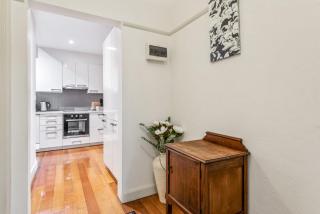 Charming 2-Bed Apartment with Fireplace & Parking OLD - Melbourne - 2