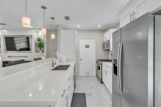 Stunning Modern Home in Tampa with Pool - Just 5 Minutes from Airport! - Tampa - 3